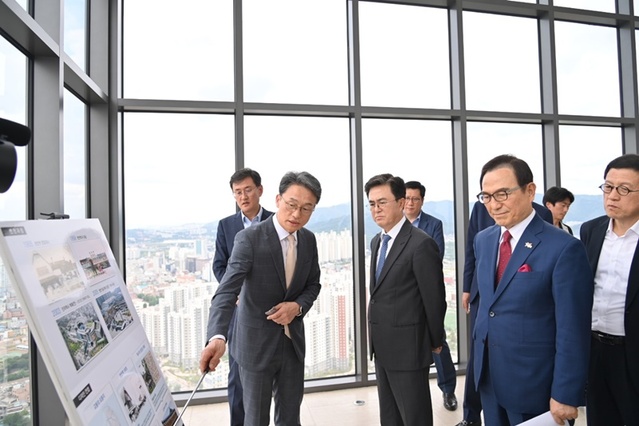 ▲ 김태흠 충남도지사가 30일 천안시청에서 도민과의 대화를 마친 뒤 정책현장에서 박상돈 천안시장과 함께 시 관계자로부터 보고를 받고 있다.ⓒ충남도