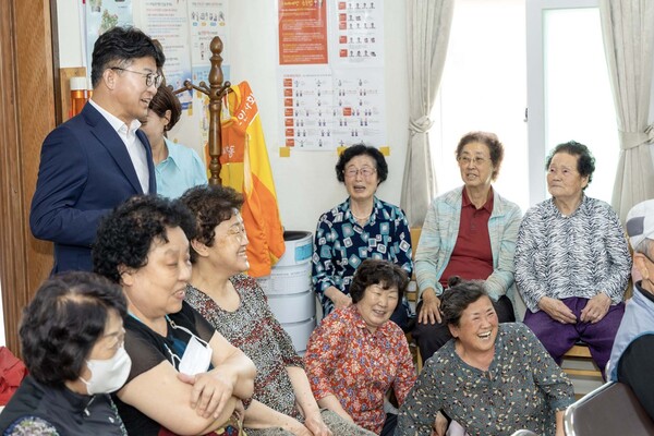 ▲ 최충규 청장(왼쪽)이 석봉동 등마루 경로당을 방문해 찾아가는 건강교실 ‘수어트롯’프로그램에 참여한 어르신들과 이야기를 나누고 있다.ⓒ대덕구