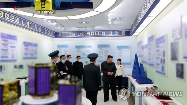 ▲ 지난달 18일 국가우주개발국을 찾은 김정은과 그의 딸 김주애. ⓒ연합뉴스