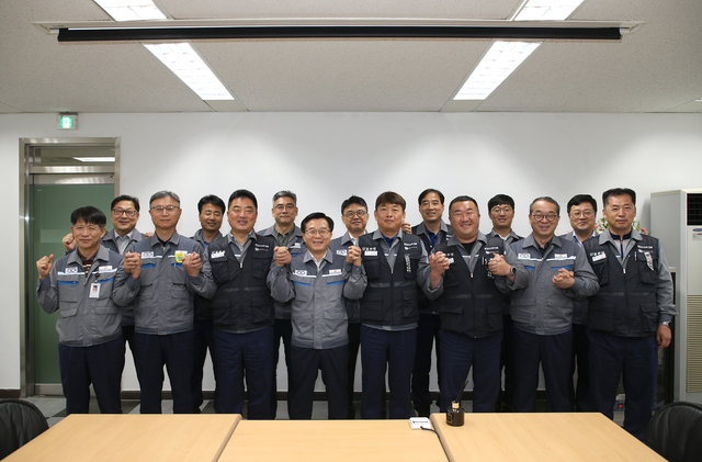 ▲ 권혁웅 한화오션 대표(앞 열 왼쪽에서 네 번째), 정상헌 대우조선지회 지회장(왼쪽에서 다섯 번째) 등 관계자들이 노사 상생 선언식에서 기념촬영을 하고 있다. ⓒ한화오션