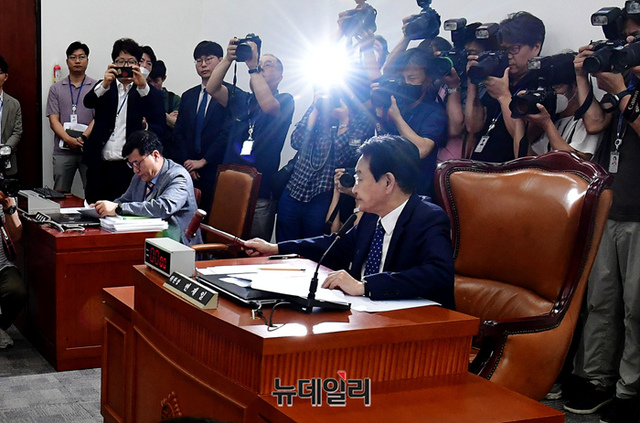 ▲ 변재일 국회 윤리특위 위원장이 30일 국회에서 김남국 무소속 의원에 대한 징계 절차 논의를 위해 열리는 윤리특별위원회 전체회의에서 의사진행을 하고 있다.ⓒ이종현 기자