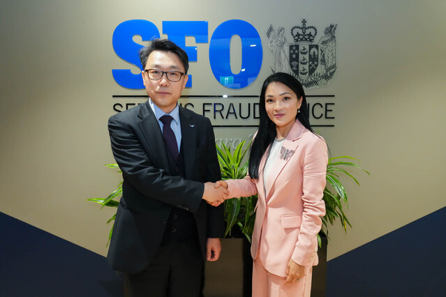 ▲ 김진욱 고위공직자범죄수사처장이 30일 오전 뉴질랜드 SFO를 방문하여 캐런 창 SFO 청장과 기념촬영을 하고 있다. ⓒ공수처