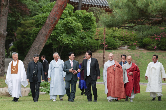▲ 윤석열 대통령이 30일 청와대 상춘재에서 열린 종교 지도자 오찬 간담회를 마친 후 참석자들과 산책을 하고 있다.ⓒ대통령실 제공