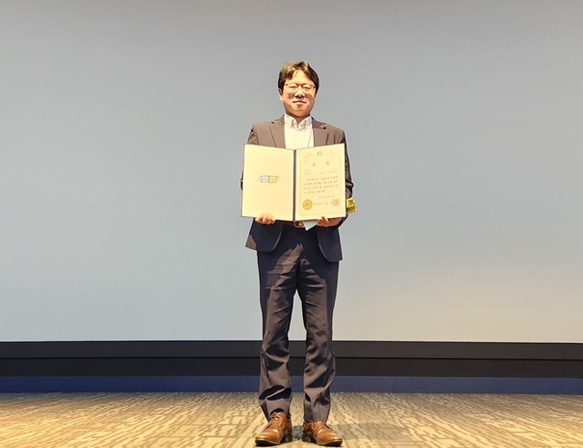 ▲ 충북 음성군 세정과 김우원 주무관이 세무조사 분야 최우수상을 수상했다.ⓒ음성군