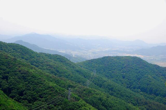 ▲ 조망 바위에서 바라본 가섭산 자락과 읍내.ⓒ진경수 山 애호가