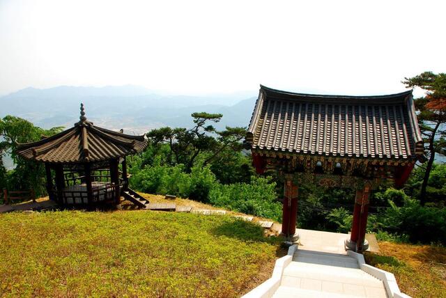 ▲ 가섭정(左)과 가섭사 일주문(右).ⓒ진경수 山 애호가