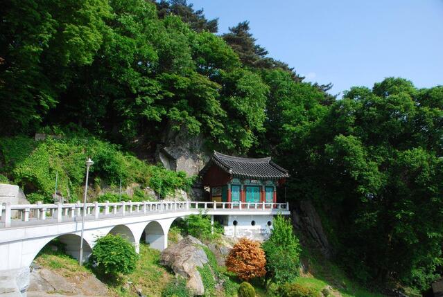 ▲ 극락보전 우측으로 절벽에 세워진 삼성각.ⓒ진경수 山 애호가