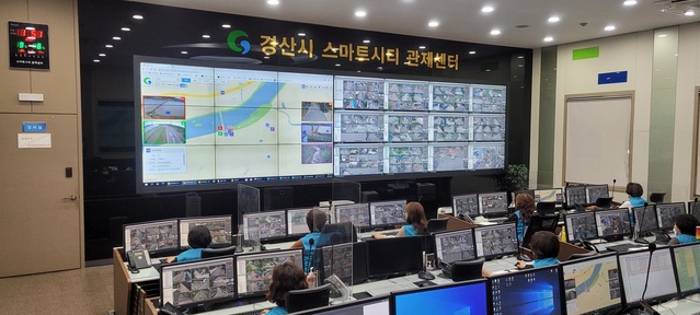▲ 경산시 스마트시티 관제센터 관제원 A 씨(53, 여)가 성추행범 검거 유공으로 26일 경산시장 표창장과 경북경찰청장 감사장을 받았다.ⓒ경산시