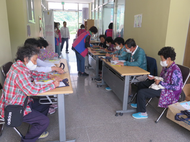▲ 김천시(시장 김충섭)는 지난 5월 26일 김천시 보건소와 김천의료원이 함께하는 ‘의료취약지 마을 상생병원’을 증산면 유성리 시루메 주민복지센터에서 운영했다.ⓒ김천시