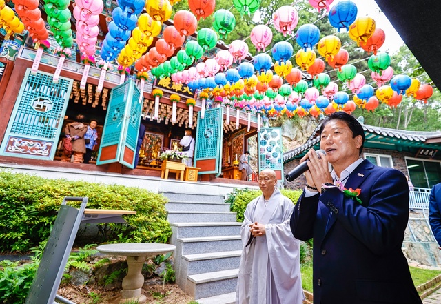 ▲ 이병환 성주군수는 27일 불기 2567년 부처님오신날을 맞아 관내 주요 사찰 5개소를 돌아보며 일정을 보냈다.ⓒ성주군