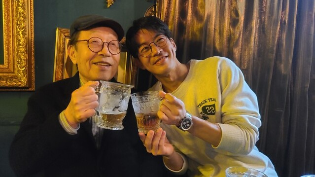 ▲ 배우 신구와 이상윤의 사적인 만남 모습.ⓒ파크컴퍼니