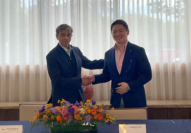 ▲ 미국 실리콘밸리 로즈우드 샌드힐 호텔에서 열린 SK네트웍스의 미국 투자법인 하이코캐피탈과 벤처 투자사인 보우캐피탈의 파트너십 추진 행사에서 최성환 SK네트웍스 사업총괄 사장(오른쪽)과 비벡 라나디베 보우캐피탈 회장(왼쪽)이 악수를 하고 있다.ⓒSK네트웍스