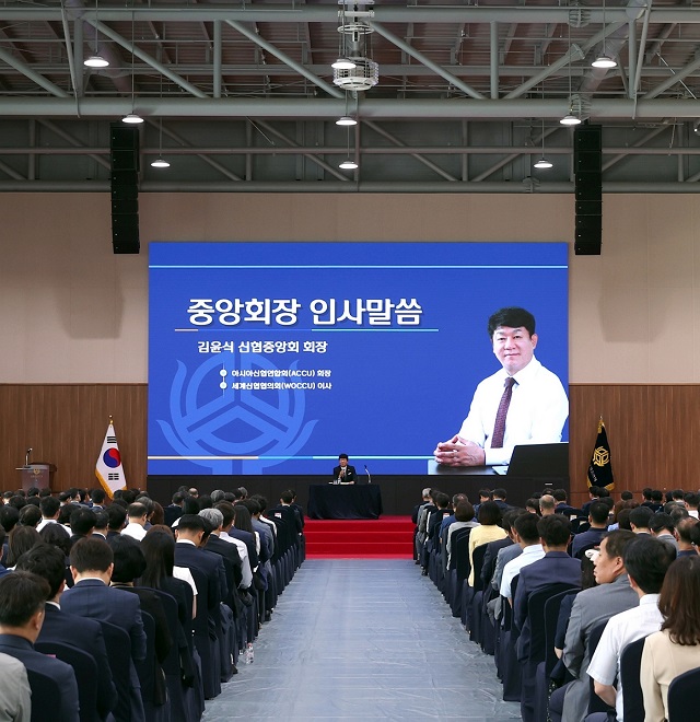 ▲ 김윤식 신협중앙회 회장이 2023년 상반기 실무책임자소통회의 시작에 앞서 참석자들에게 인사말을 전하고 있다.ⓒ신협중앙회