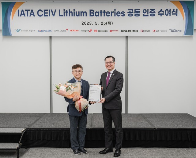 ▲ 조창락(왼쪽) 롯데글로벌로지스 포워딩부문장과 필립 고 국제항공운송협회(IATA) 아태지역본부 부사장이 기념촬영을 하고 있다. ⓒ롯데글로벌로지스