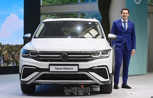 ▲ 지난해 출시 행사에서 사샤 아스키지안 사장이 포즈를 취했다. ⓒ뉴데일리DB