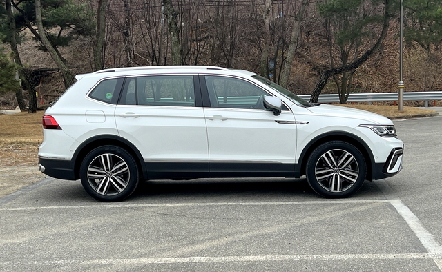 ▲ 시승 차량의 측면부 모습. 제원보다 전장이 길게 느껴졌다. ⓒ김재홍 기자