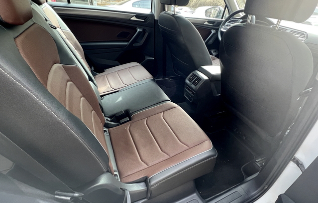 ▲ 올블랙보다 브라운 색상이 가미된 조합이 산뜻해 보인다. ⓒ김재홍 기자