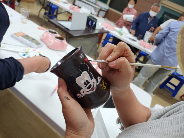 ▲ 옹기 페이팅 장면.ⓒ본정스쿨 초콜릿체험카페