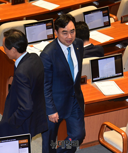 ▲ 더불어민주당 전당대회 금품 살포 의혹을 받고 있는 윤관석 무소속 의원이 지난 30일 국회에서 열린 본회의에 참석해 동료 의원들과 인사를 나누고 있다.ⓒ이종현 기자