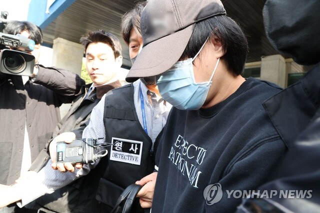 ▲ 강남 학원가 '마약음료' 사건 일당이 피해 학부모에게 건 협박전화 번호를 중계기를 이용해 국내 휴대전화 번호로 조작해준 김모 씨가 지난달 17일 오전 서울 용산경찰서에서 검찰로 송치되고 있다. ⓒ연합뉴스