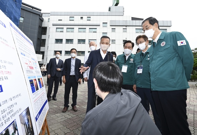 ▲ 경북도는 방역의 변곡점마다 △복지시설 예방적 코호트 시행 △경북형 사회적 거리두기 실시 △동네 병․의원 신속항원검사 진료비 지원 조례 제정 등 새로운 방역체계를 제안해 지역주도 방역을 선도적으로 리더해 왔다. 사진은 국무총리 현장 방문 장면.ⓒ경북도