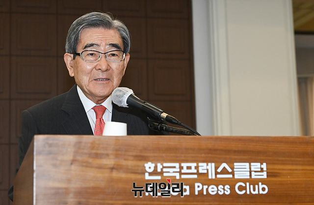 ▲ 한국선진화포럼이 31일 오후 서울 중구 한국프레스센터에서 '한국경제의 도전과 대응'을 주제로 토론회를 개최했다. 사진은 이봉서 한국선진화포럼 이사장이 연단에 나와 개회사를 하고 있는 모습. ⓒ서성진 기자