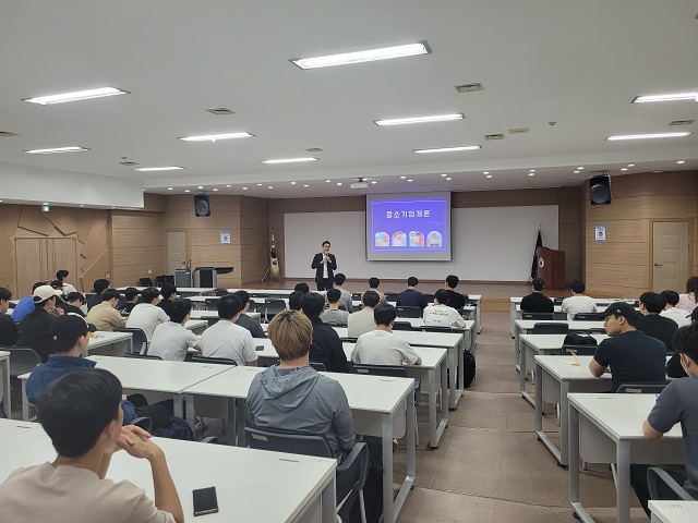 ▲ 포항대 산학협력처는 지난 24일 평보관 8층 세미나실에서 중소기업중앙회에서 주최한 ‘2023년 우수 중소기업 진로가이드 교육설명회’를 가졌다.ⓒ포항대