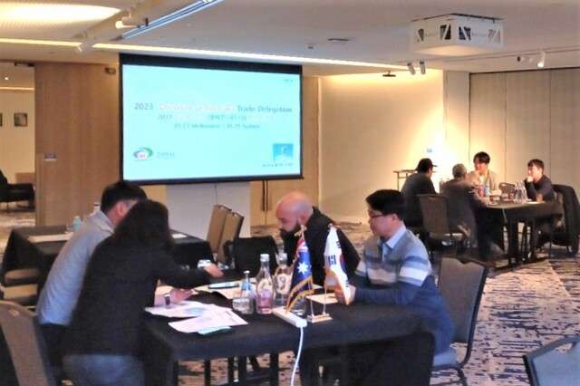 ▲ 천안시가 수출 중소기업의 호주 시장 진출과 경제교류 협력을 위해 지난 21일부터 27일까지 ‘천안시 무역사절단’을 운영해 바이어들과 기업대표들이 상담을 하고 있다.ⓒ천안시