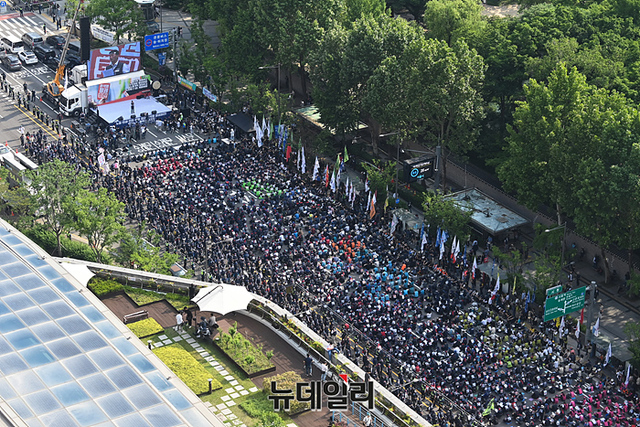 ▲ 31일 오후 전국민주노동조합총연맹이 서울 청계광장 인근에서 경고파업 결의대회를 열고 건설노조 탄압에 대한 정부의 사죄 및 건설노조 탄압 중단, 책임자 처벌 등을 촉구했다. ⓒ서성진 기자