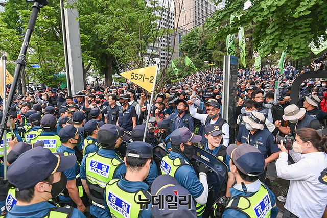 ▲ 전국민주노동조합총연맹이 31일 오후 4시부터 서울 청계광장 인근에서 경고파업 결의대회를 열었다. ⓒ서성진 기자