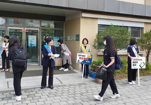 ▲ 세종교육청이 1일 학생과 교직원을 대상으로 학교 폭력 예방 캠페인을 하고 있다.ⓒ세종교육청