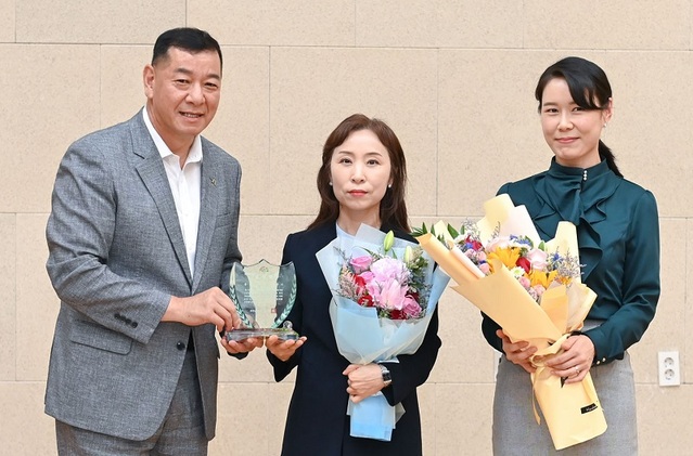 ▲ 최원철 공주시장(왼쪽 첫 번째)이 지방세정 종합평가 우수기관 선정에 노력한 직원들과 함께 기념사진을 찍고 있다.ⓒ공주시