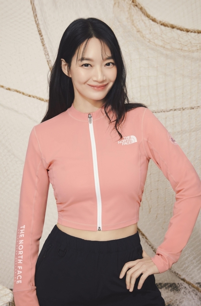 ▲ 효성티앤씨의 폐어망 리사이클 섬유인 '리젠 오션 나일론'이 적용된 래쉬가드를 모델이 입고 있다ⓒ효성티앤씨