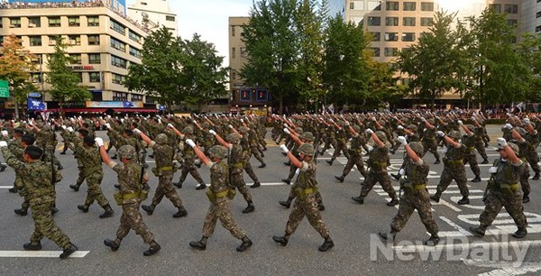2013년 10월 1일 서울 세종로에서 열린 건군 65주년 국군의날 기념 시가행진에서 시민들의 환호속에 행진하고 있다. ⓒ정상윤 기자
