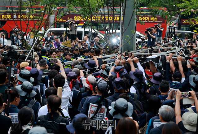 ▲ 민노총 산하 건설노조가 31일 오후 서울 청계광장 입구에서 윤석열 정권을 규탄하며 구호를 외치고 있다. 앞서 경찰은 기습으로 설치한 양회동 씨의 시민분향소를 철거하며 민노총과 충돌했다. 경찰은 공무집행을 방해한 혐의로 노조원 4명을 체포했다. ⓒ정상윤 기자