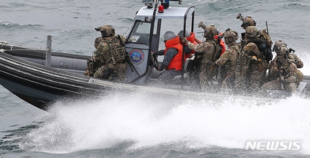 ▲ 지난 5월 31일 오전 제주민군복합항 항내에서 한국과 미국, 일본, 호주 등이 참여하는 확산방지구상(PSI) 다국적 해상 약식절차 훈련이 진행되고 있다. 
ⓒ뉴시스