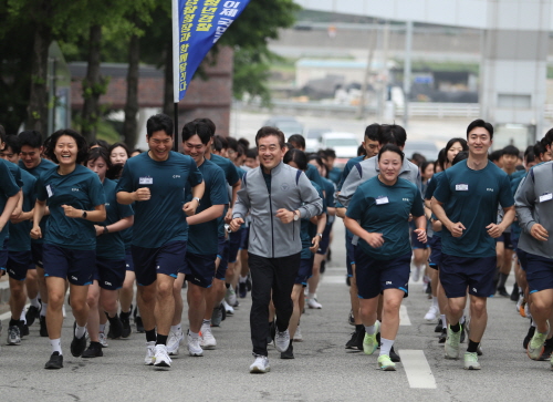 ▲ 윤희근 경찰청장은 2일 중앙경찰학교를 방문해 312기 신임 경찰 교육생 1천11명과 함께 아침 맞이 달리기를 했다. ⓒ경찰청