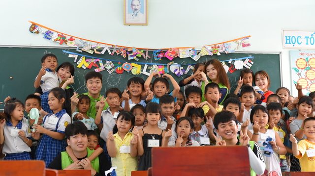 ▲ LS 대학생 해외봉사단 24기 단원들이 베트남 동나이성에서 초등학생들에게 교육봉사를 하고 있다. ⓒLS그룹