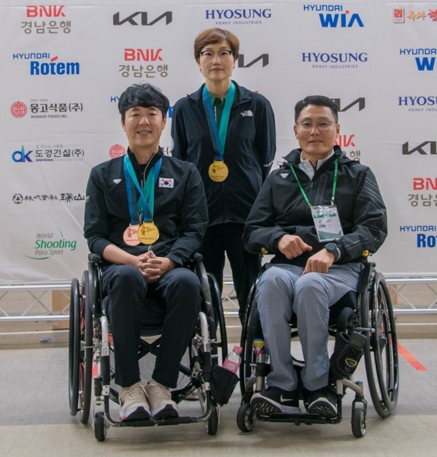 ▲ 애인 스포츠단 비디에이치(BDH) 파라스 장애인 사격팀이 '2023창원장애인사격월드컵대회'에 출전해 금메달을 획득한 뒤 기념촬영을 하고 있다.ⓒ세종시