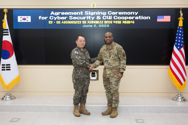 ▲ 6일 오전 합동참모본부 청사에서 류승하 합참 지휘통신부장(육군준장)과 주한미군사 에릭 웰컴 통신전자참모부장(대령)이 참석해 사이버보안 공동지침 합의각서에 서명하고 기념촬영을 하는 모습. ⓒ국방부