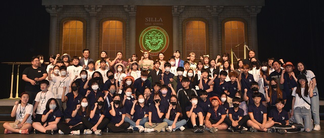 ▲ 김성조 사장이 서울 문교·대청초등학교 학생들과 기념촬영을 하고 있다.ⓒ경북관광공사