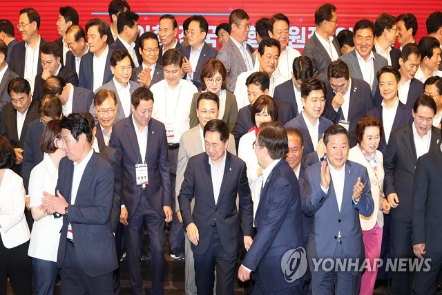 ▲ 김기현 국민의힘 대표와 윤재옥 원내대표가 2일 여의도 중소기업중앙회에서 열린 전국 당협위원장 워크숍에서 기념촬영 후 자리로 돌아가고 있다.ⓒ연합뉴스