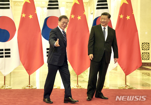 ▲ 2019년 12월 23일 당시 문재인 대통령과 시진핑 중국 국가주석이 중국 베이징 인민대회당에서 정상회담 전 악수를 한 후 회담장으로 향하고 있다. ⓒ뉴시스
