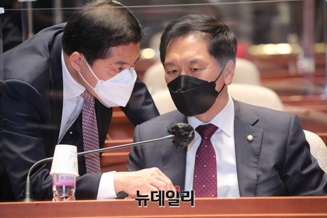 ▲ 김기현 국민의힘 대표 권한대행과 박대출 의원이 지난 2021년 5월 12일 오후 국회에서 열린 의원총회에 참석해 대화를 하고 있다. (사진=국민의힘) ⓒ이종현 기자