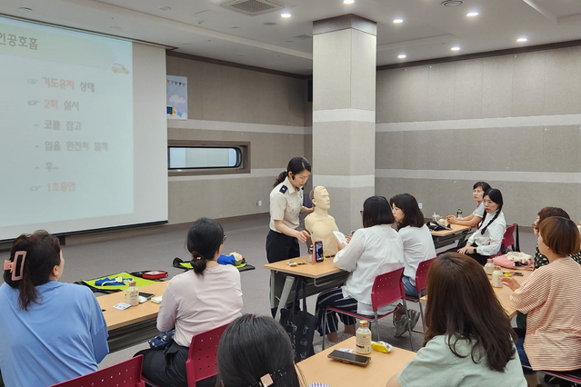 ▲ 영주시는 2일 148아트스퀘어에서 ‘2023년 놀이활동가 양성 교육’ 수강생 34명을 대상으로 ‘응급처치 및 심폐소생술’ 교육을 진행했다.ⓒ영주시