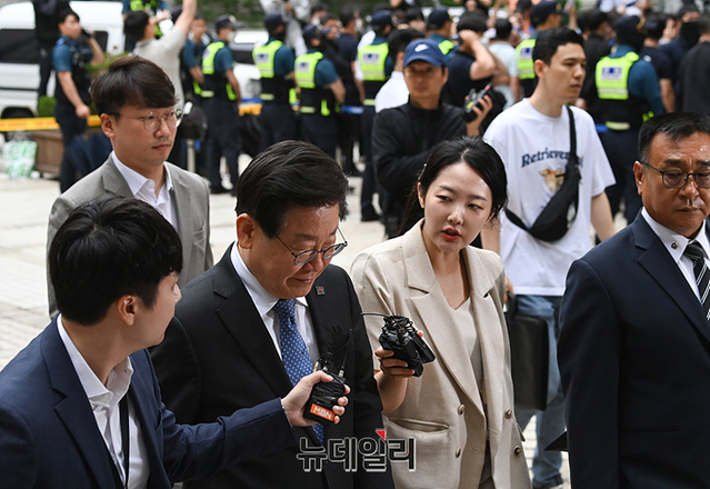 ▲ 이재명 더불어민주당 대표가 2일 오전 서울 서초구 중앙지법에서 열린 '공직선거법위반' 공판에 출석하기 위해 법정으로 이동하고 있다.ⓒ서성진 기자