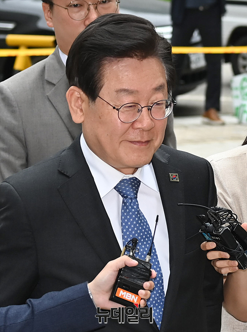 ▲ 이재명 더불어민주당 대표가 2일 오전 서울 서초구 중앙지법에서 열린 '공직선거법위반' 공판에 출석하기 위해 법정으로 이동하고 있다.ⓒ서성진 기자