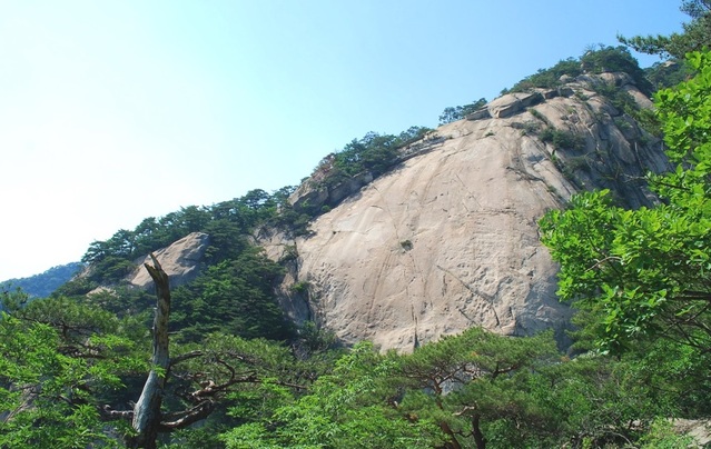 ▲ 하산하면서 조망되는 낙영산 대슬랩.ⓒ진경수 山 애호가