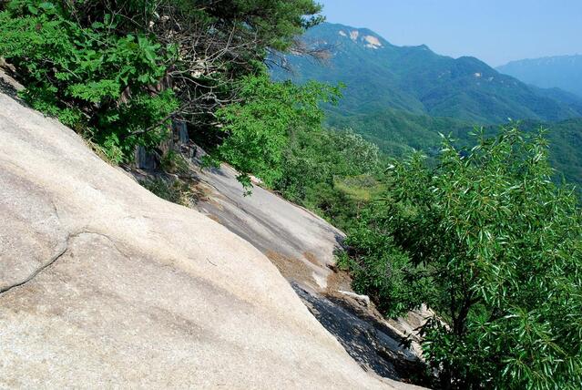 ▲ 바위 슬랩을 횡단하여 하행하는 구간.ⓒ진경수 山 애호가