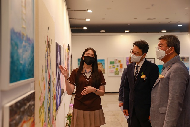 ▲ 지난해 포항예고 전시회 개막식에서 참석한 내빈에게 작품 설명을 하고 있다.ⓒ경주엑스포